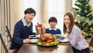 家族がクリスマスの食卓を囲む（プレゼントと子供）