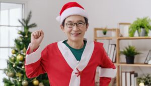 サンタ帽をかぶった高齢男性（室内）