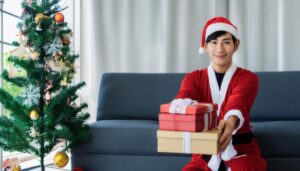 プレゼントを手渡すサンタクロース衣装の男性