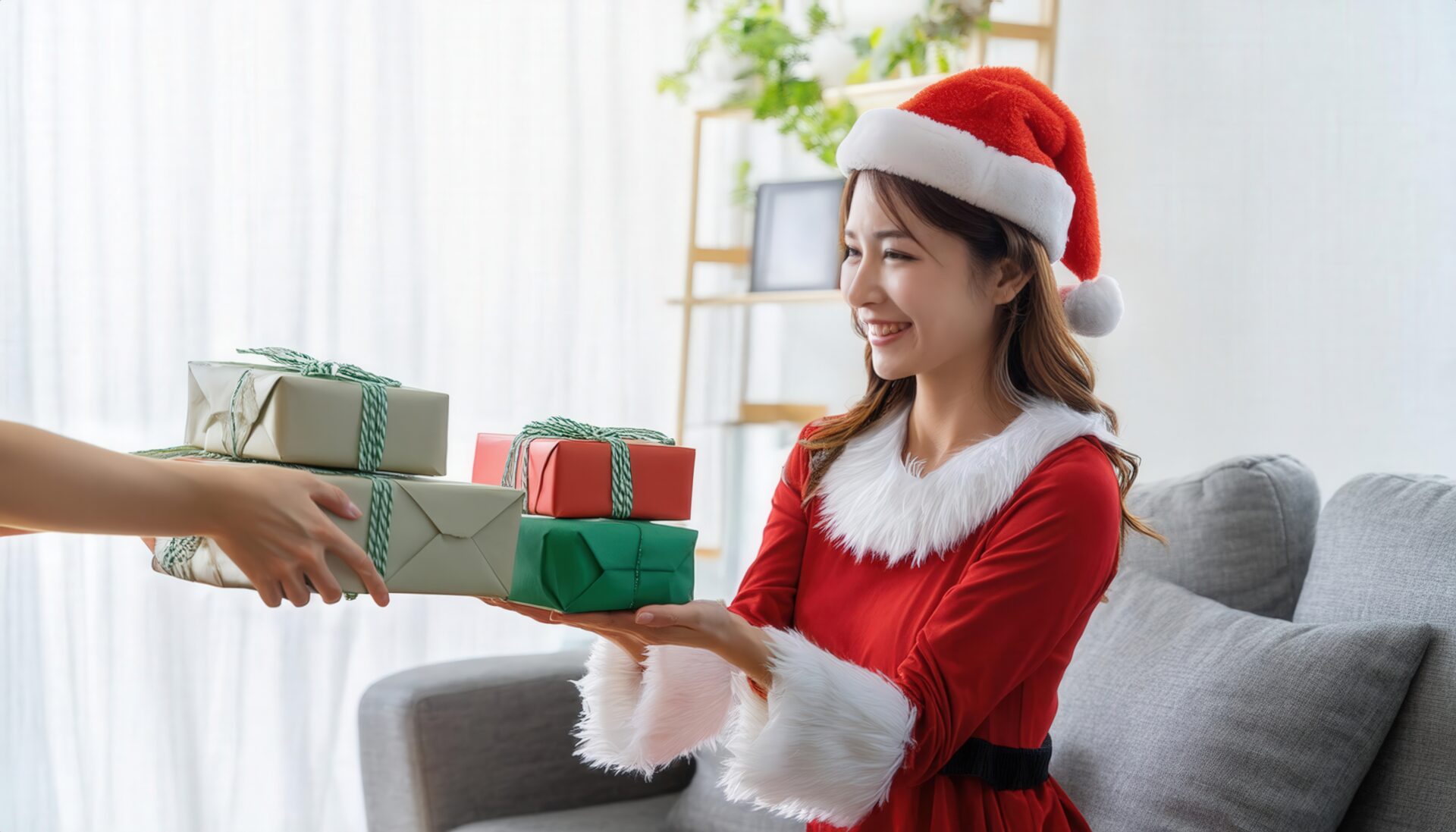 サンタクロースの衣装でプレゼントを渡す女性