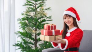 サンタクロース衣装の女性とクリスマスツリー