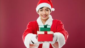 サンタクロース衣装でプレゼントを差し出す男性