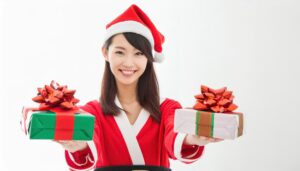サンタクロース衣装でプレゼントを持つ女性