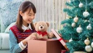 プレゼントを開ける子どもとクリスマスツリー