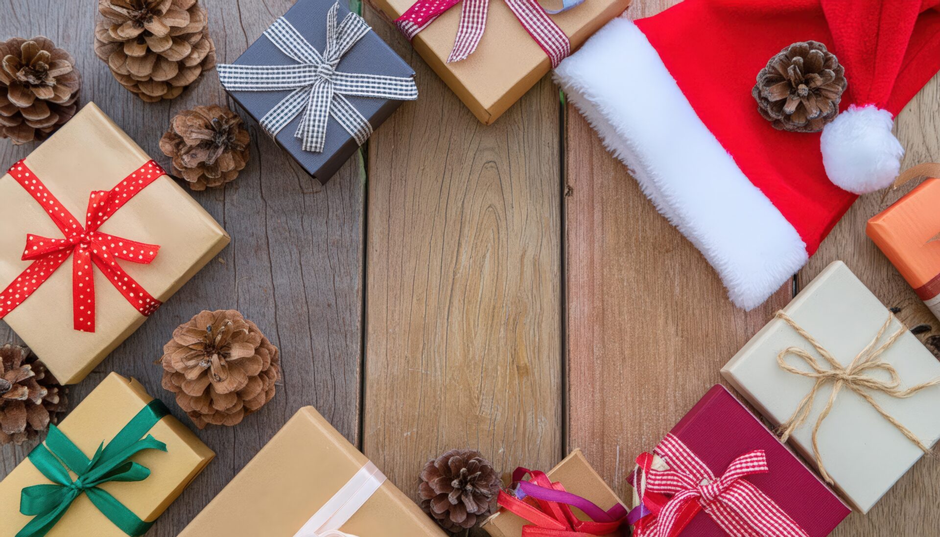 サンタ帽とギフトボックスの飾り