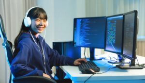 若い女性プログラマーとコード編集