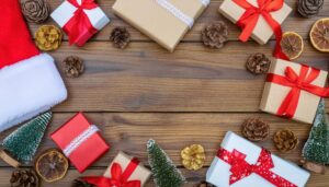 サンタ帽とプレゼントで飾られたテーブル