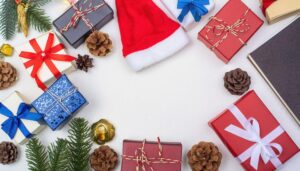 サンタ帽とギフトボックスが並んだデコレーション