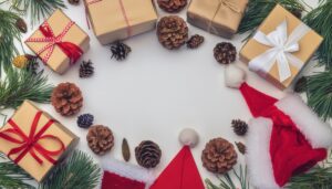 白い背景にサンタ帽とギフトボックス