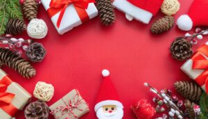 赤い背景とクリスマスの飾り付け