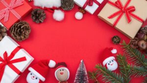 赤い背景とクリスマスギフトと飾り