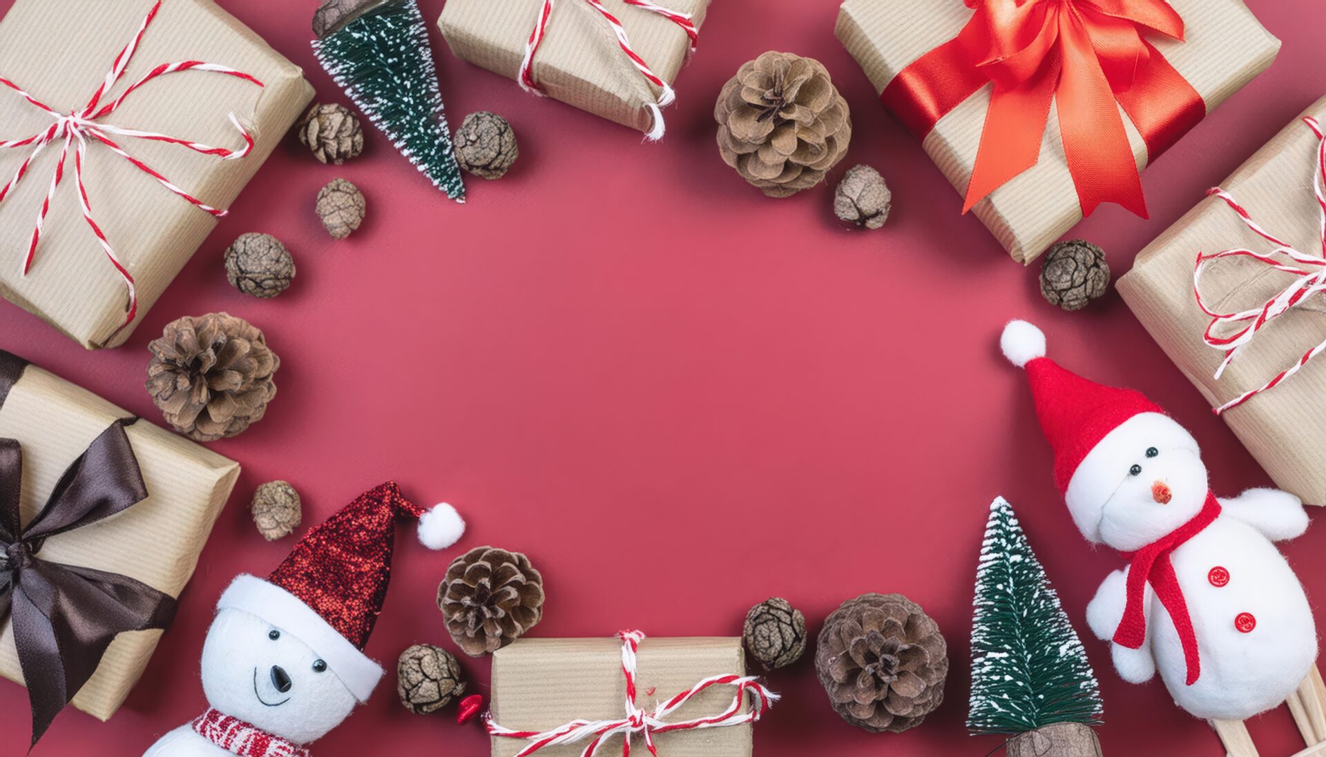 サンタ帽とギフトが並ぶ赤い背景