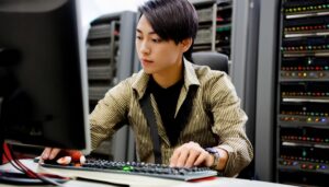 サーバー機器を操作する男性エンジニア