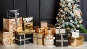 豪華なクリスマスプレゼントと飾り付きツリー