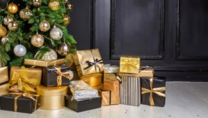 黒背景に並べられたクリスマスギフト