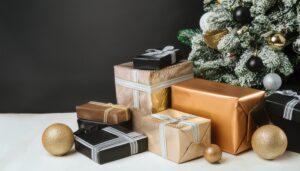 ゴールドとブラックのギフトとクリスマスツリー