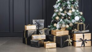 黒い背景のクリスマスツリーとギフト