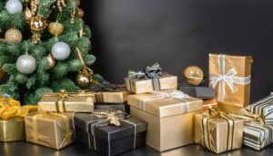 ゴールドと黒のプレゼントとツリー