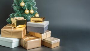 落ち着いた背景とゴールドラッピングのギフト