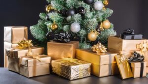 黒とゴールドのプレゼントが飾られたツリー