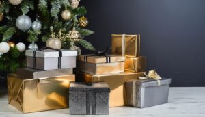 金色と銀色のギフトボックスとクリスマスツリー