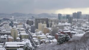 雪に覆われたビル群と日本の街並み