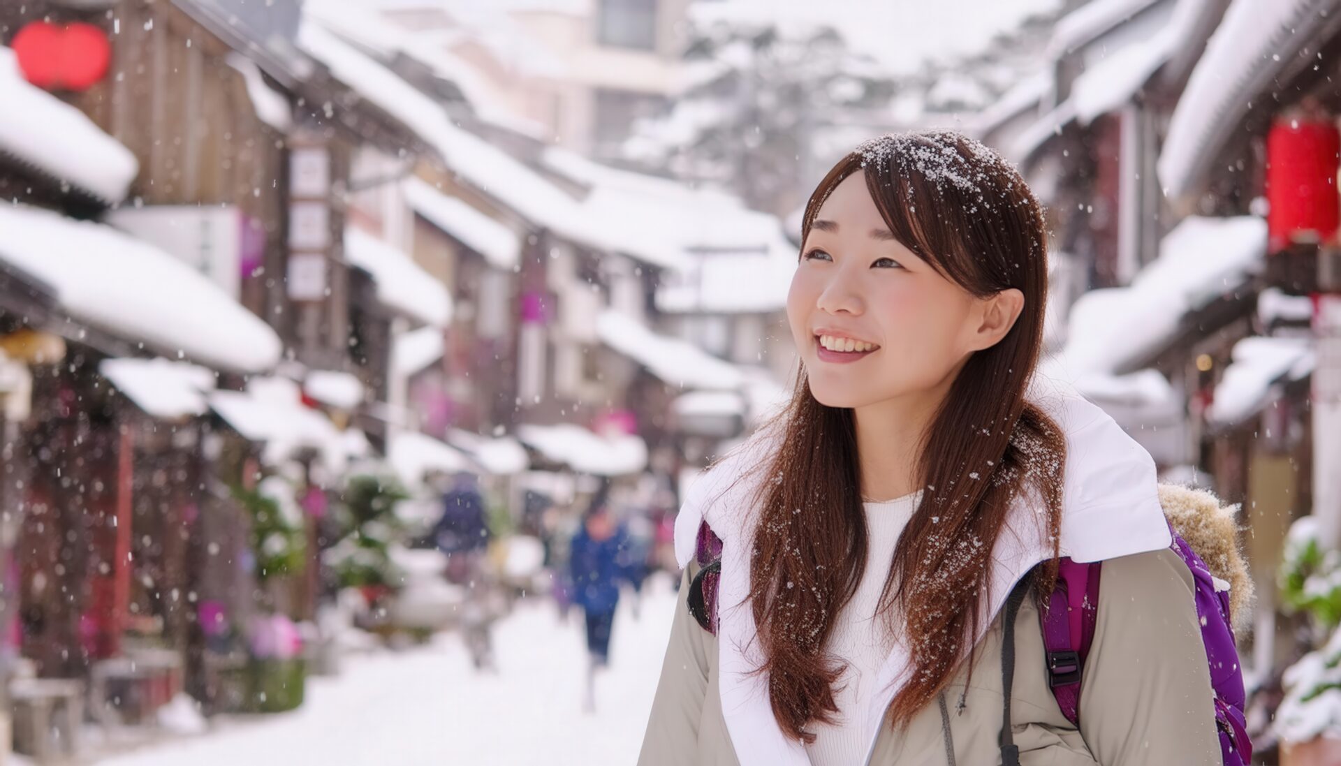 雪景色の日本の街並みで笑顔の女性