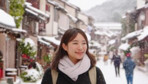 雪の降る伝統的な日本の街並みと微笑む女性