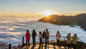 雲海と日の出を展望台から眺める人々