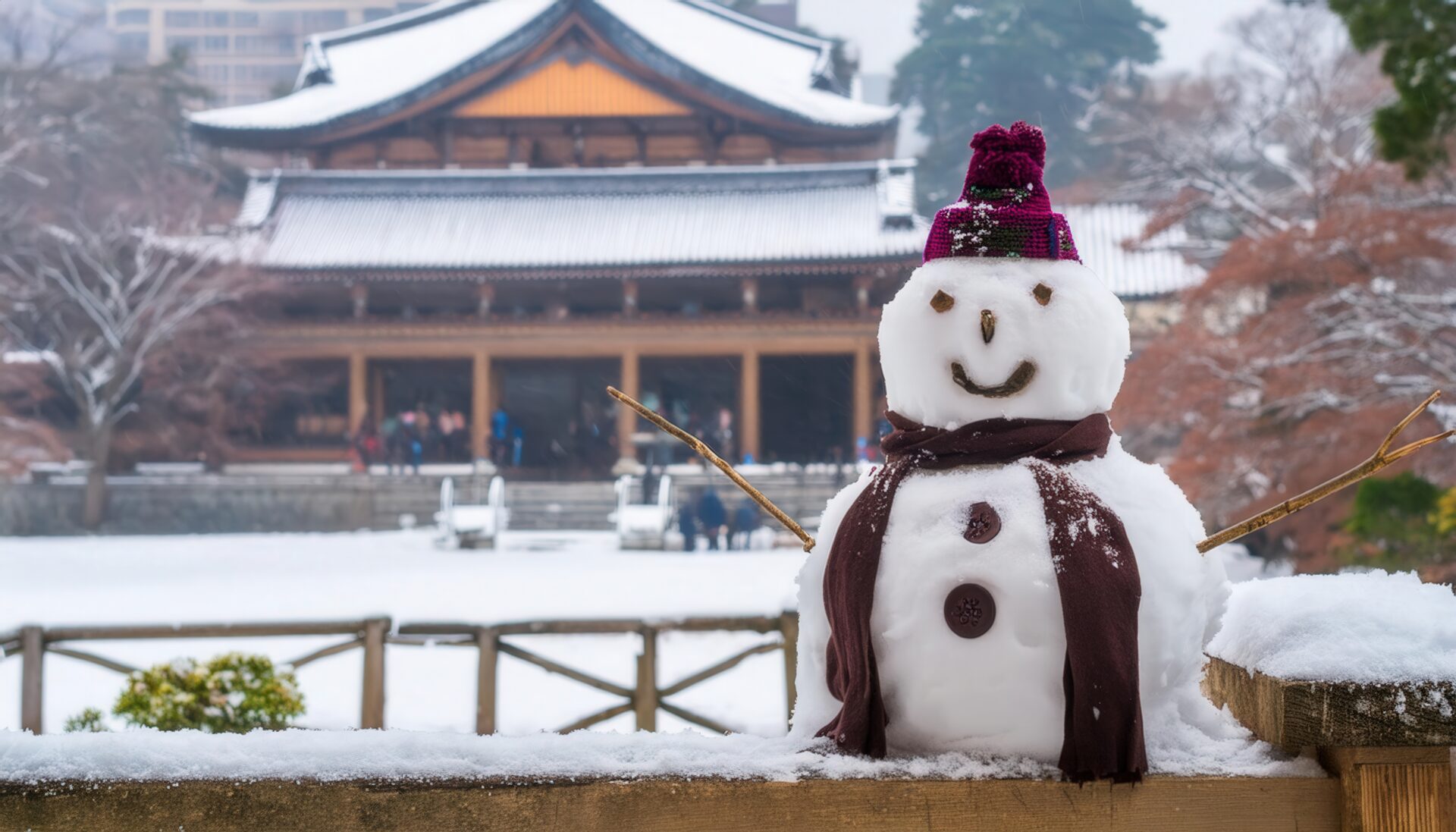 神社を背景にした雪だるま