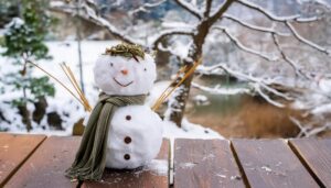 木製テーブル上のかわいらしい雪だるま