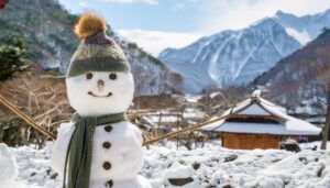 雪山を背景にした暖かそうな雪だるま