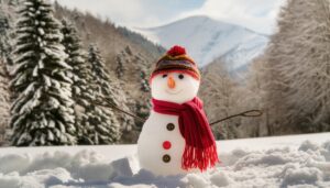 山を背景にした赤いマフラーの雪だるま