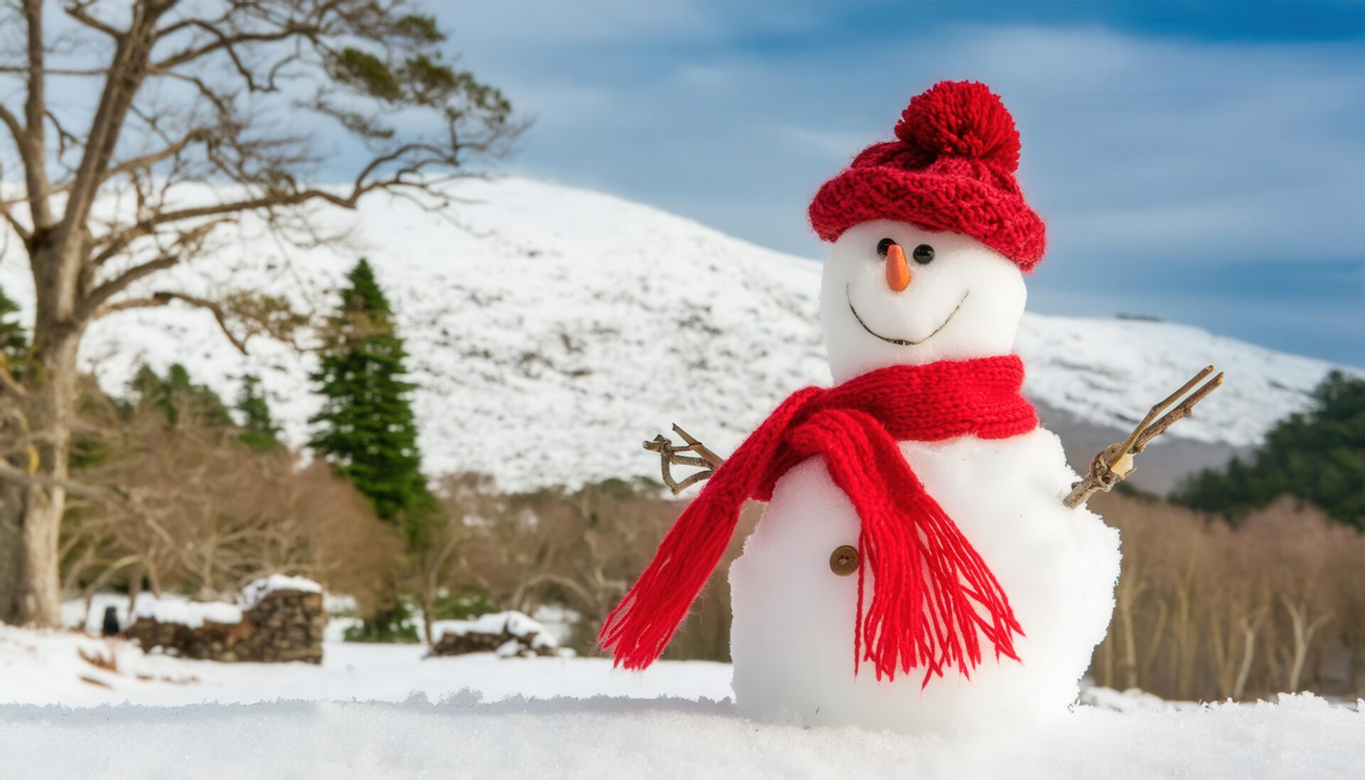 雪景色と赤い帽子の雪だるま