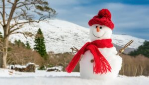 雪景色と赤い帽子の雪だるま