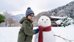 雪だるまと少年の記念写真