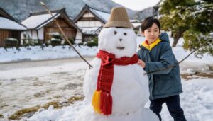 雪だるまと遊ぶ少年