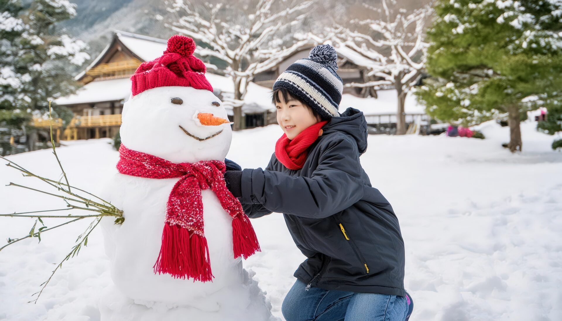 雪だるまと戯れる少年