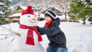 雪だるまと戯れる少年