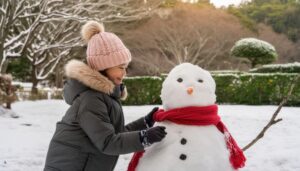 雪だるまと楽しむ少女