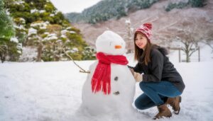 雪だるまと大人の女性の記念写真