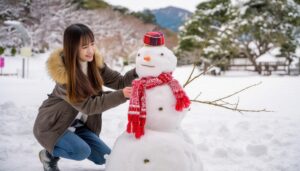 雪だるまと遊ぶ女性