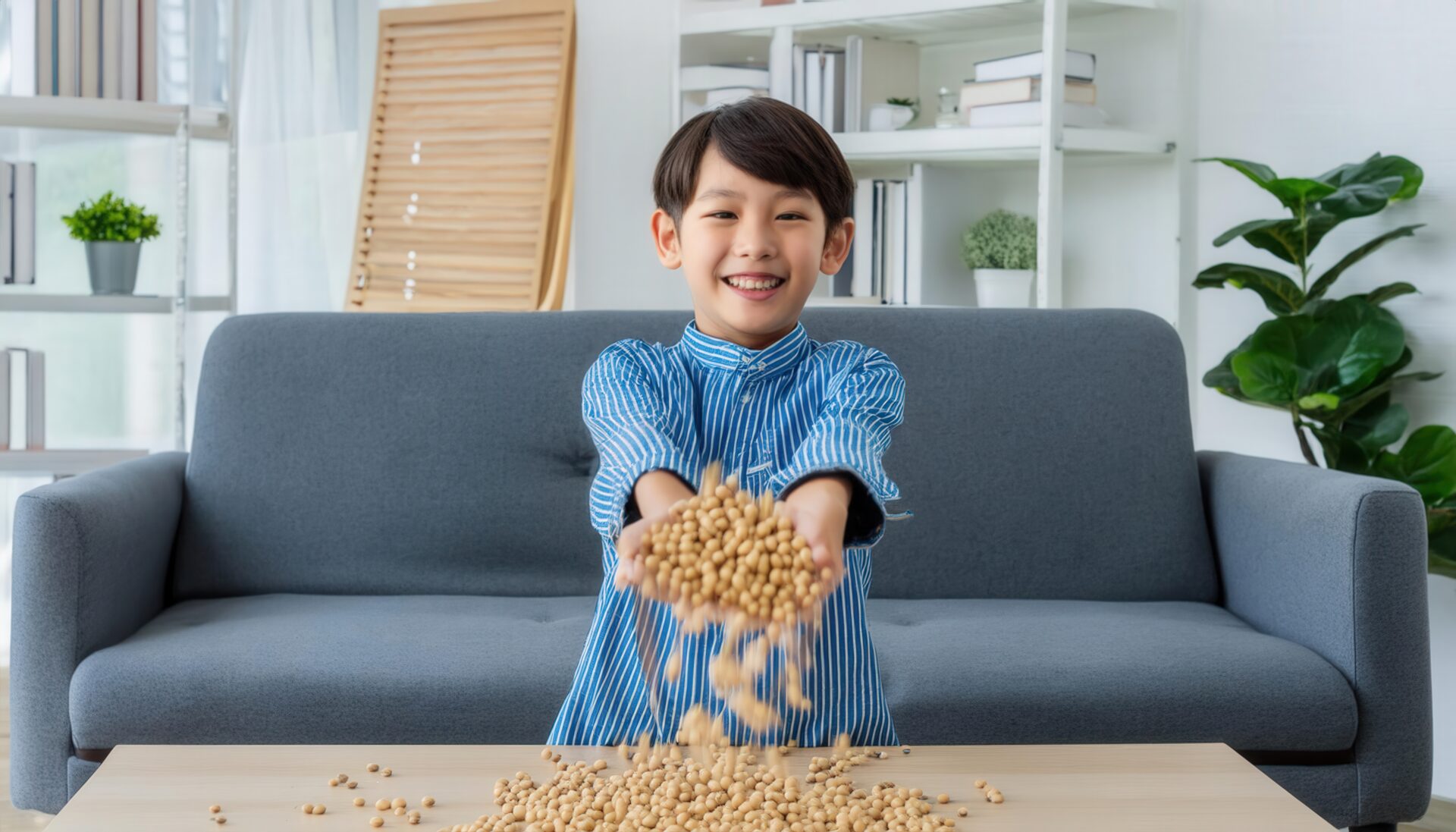 節分の豆を楽しむ男の子