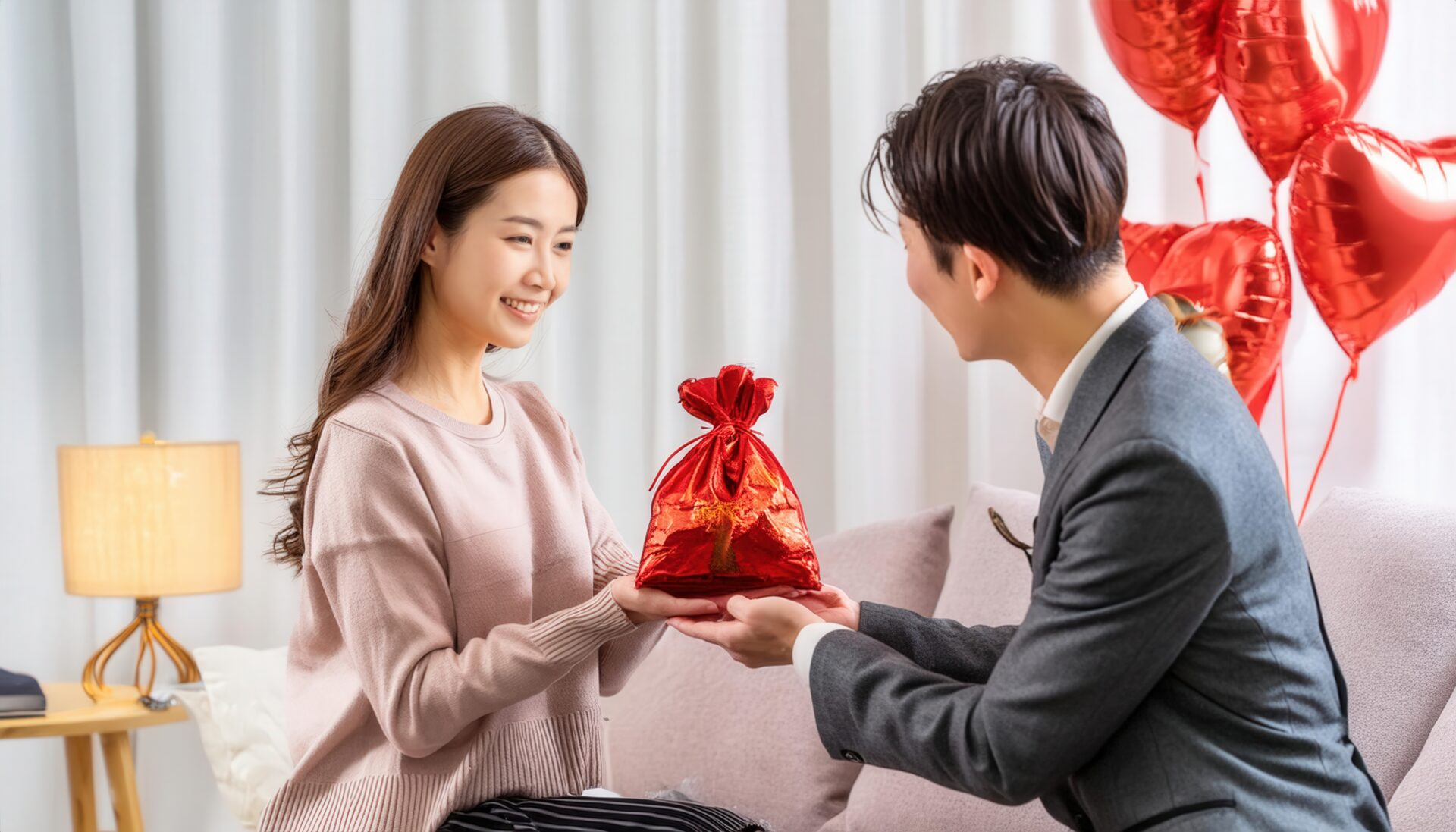 プレゼントを渡すバレンタインのカップル