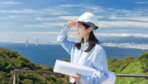 海辺の現場で作業する女性建築エンジニア