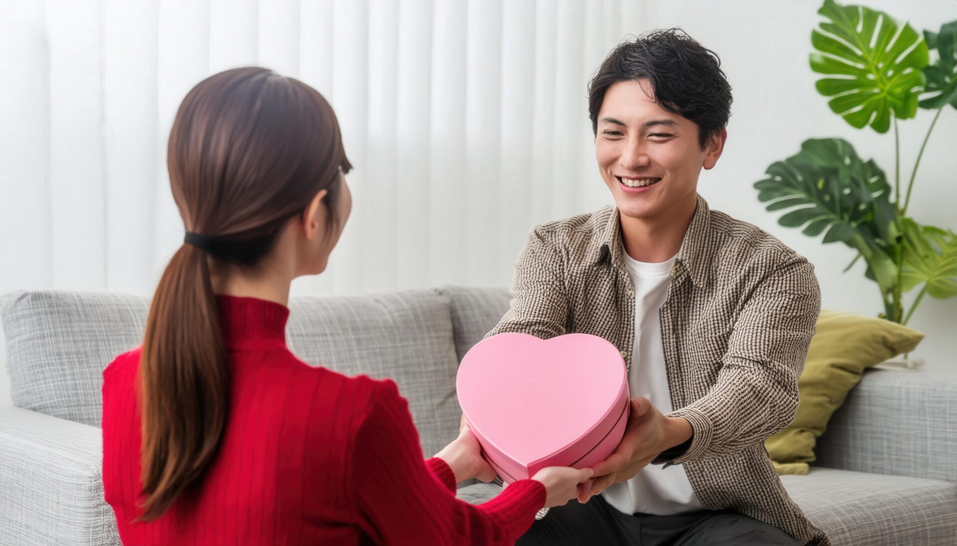 ハート型ギフトボックスを笑顔で渡す