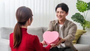 ハート型ギフトボックスを笑顔で渡す