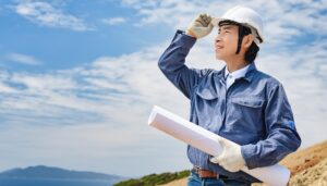 山間部の建設現場で働く男性エンジニア