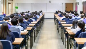 試験中の教室で座る多くの学生