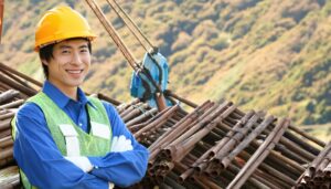 土木作業現場でヘルメットを被る女性作業員